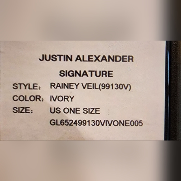 Justin Alexander Signature Wedding Dress with veil and straps. Size 16. - Picture 4 of 4